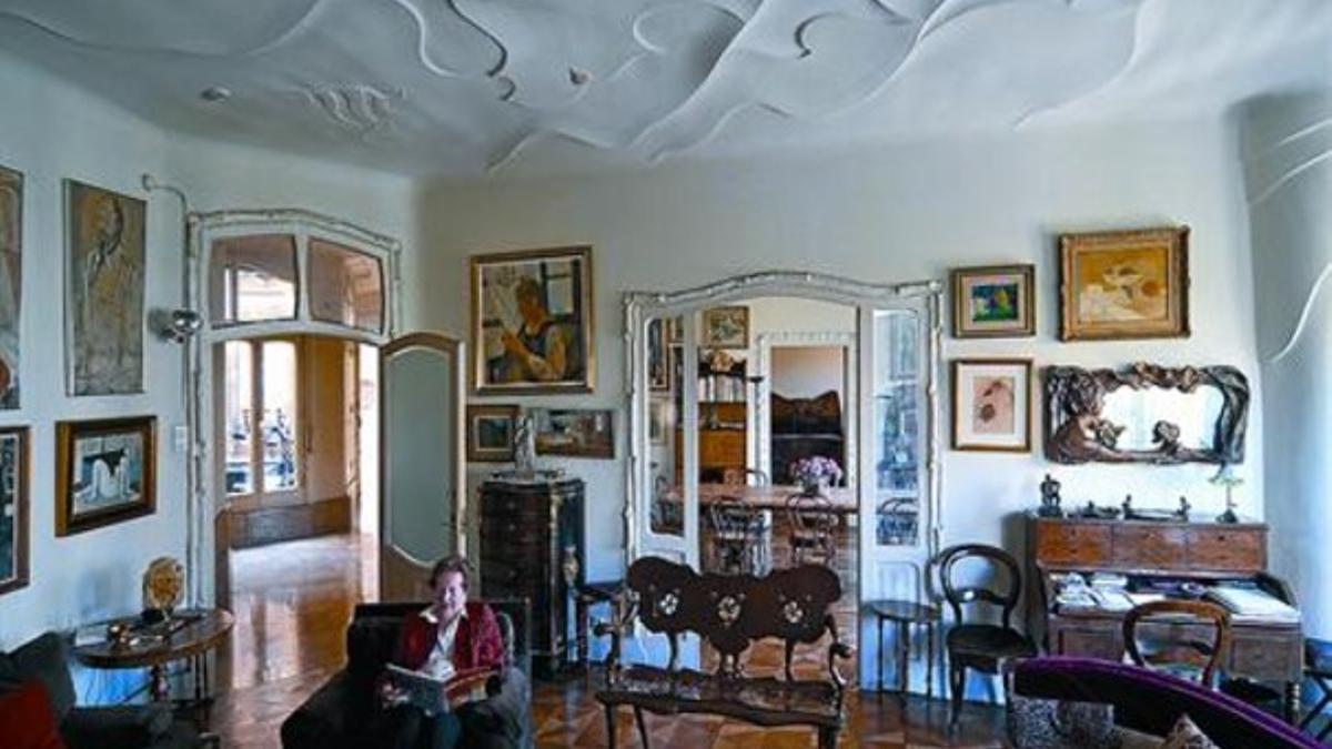 Tercer piso 8 Carmen Burgos, viuda del notario Lluís Roca-Sastre, en el salón de su vivienda.