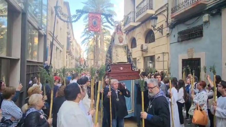 La Santa Faz se encuentra con la imagen de la Virgen, que acompañará a la Reliquia hasta la Basílica