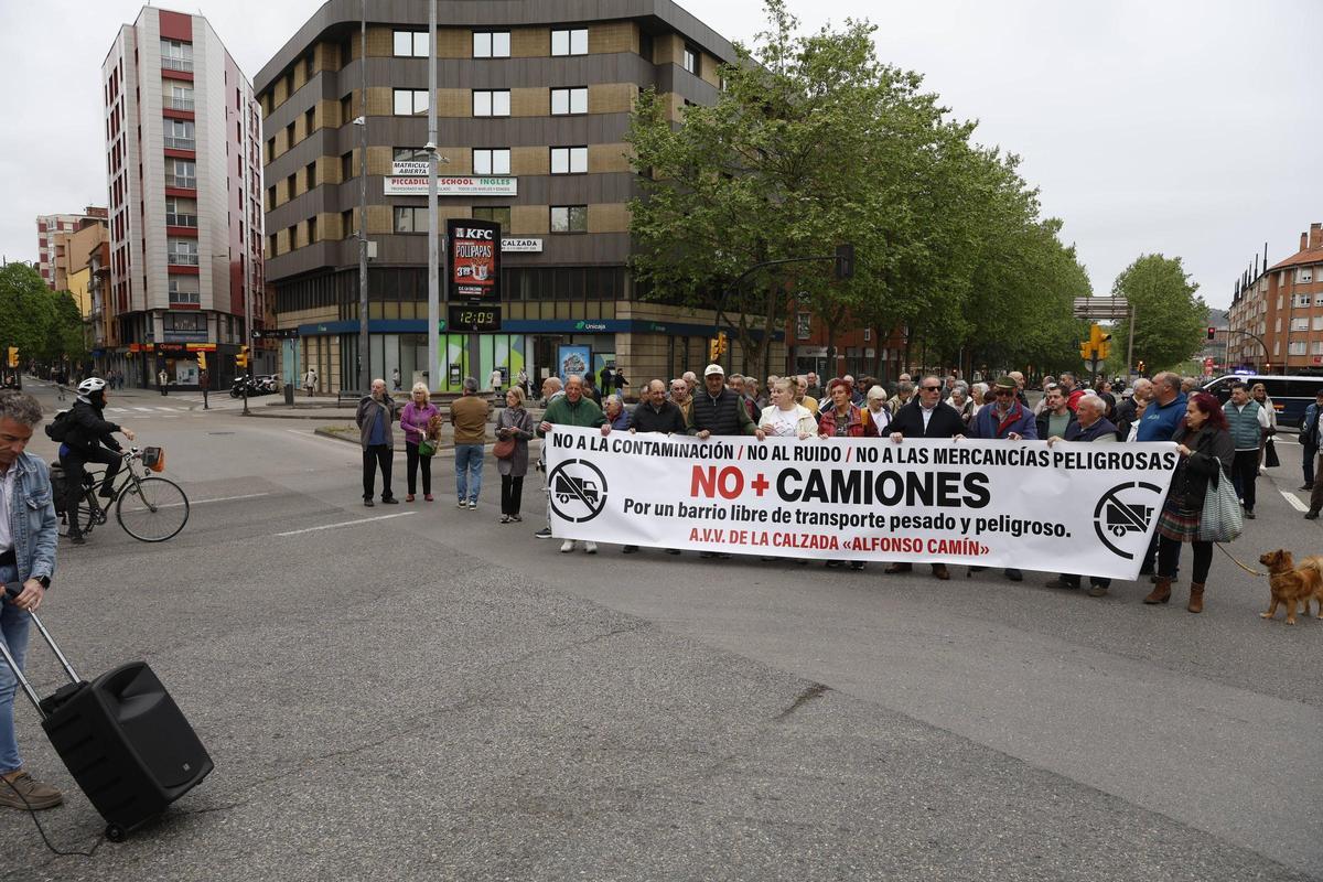 La protesta vecinal de La Calzada por los camiones en el barrio, en imágenes La protesta vecinal de La Calzada por los camiones en el barrio, en imágenes