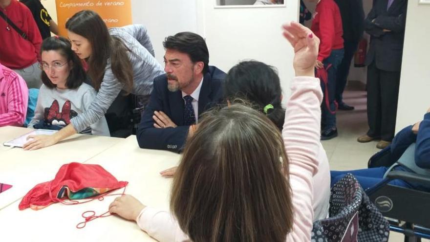 El alcalde de Alicante, Luis Barcala visita las instalaciones de de la Asociación de Ocio Ocupacional para Personas con Discapacidad Intelectual