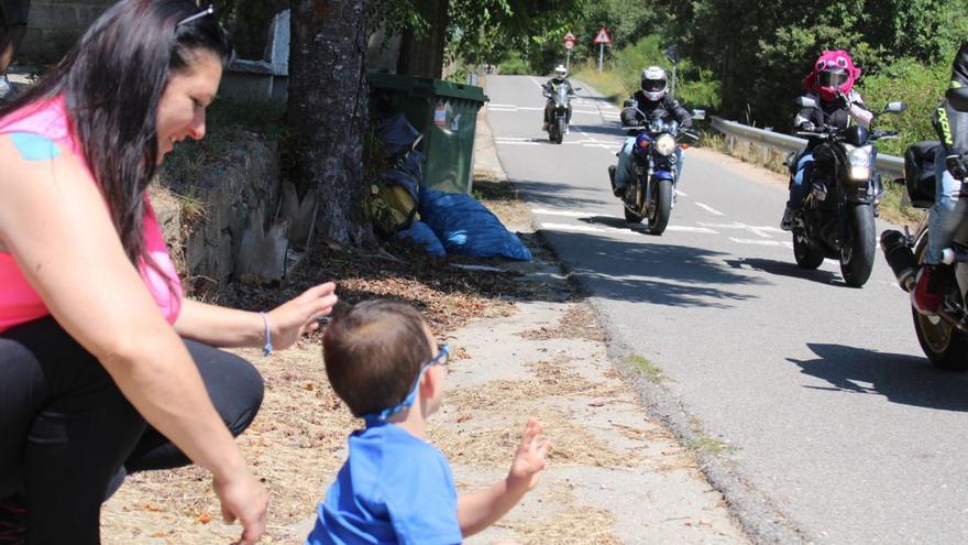 1. Un niño saluda a una motera en la marcha del domingo a La Alcobilla. 2-La Plaza del Mercado de El Puente, llenísima de gente durante la Renovation Experience. 3-Llegada de las motos a La Alcobilla. 4-Faúndez entrega el premio a Paketorros, la peña motera más numerosa. 5-Ofrenda floral en la noche del sábado. | Araceli Saavedra