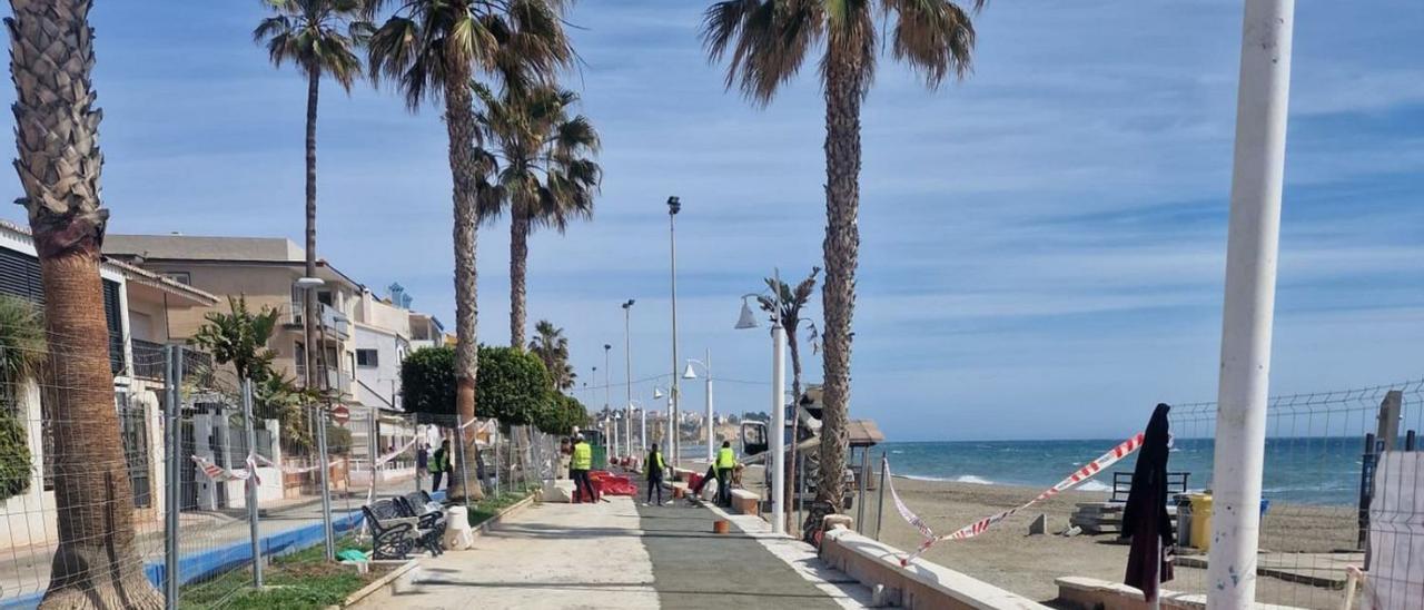 Imagen de las obras contra la sequía en el paseo marítimo de Rincón de la Victoria.