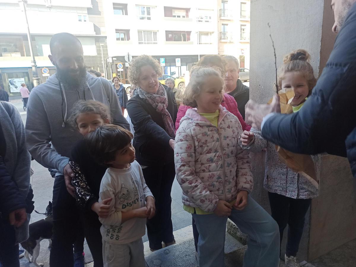 Árboles para la huerta, para cerrar una finca o para replantar en el monte en Siero: así son los usos que dan los vecinos a los plantones repartidos por el Ayuntamiento