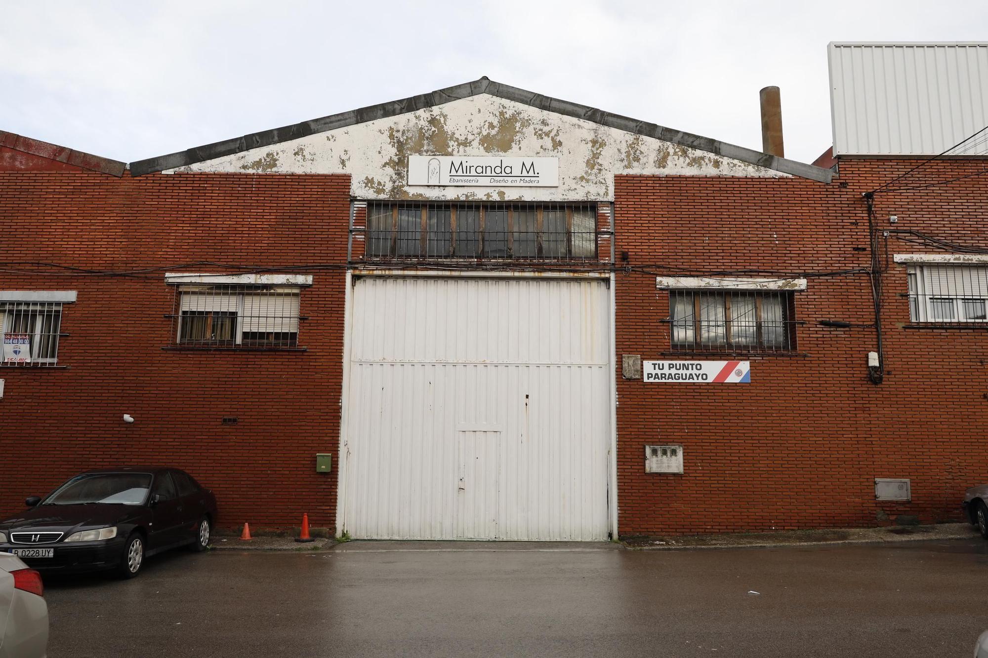 Así es la nave industrial desalojada en Tremañes (Gijón) por la Policía