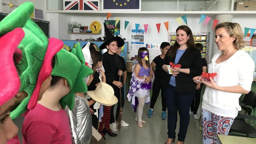 La consejera de Educación, Adela Martínez-Cachá, visita una clase de apoyo de idiomas.