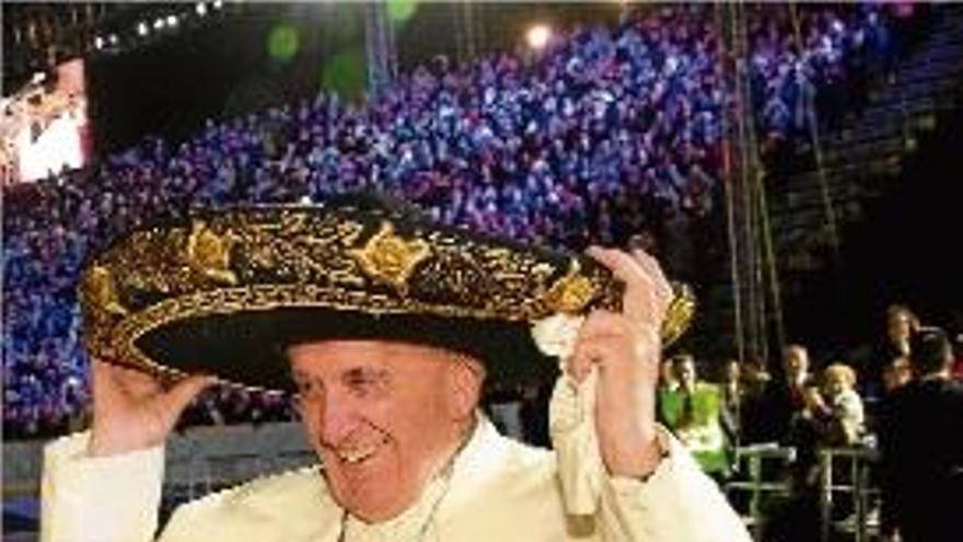 El papa Francesc es va posar el típic barret mexicà.