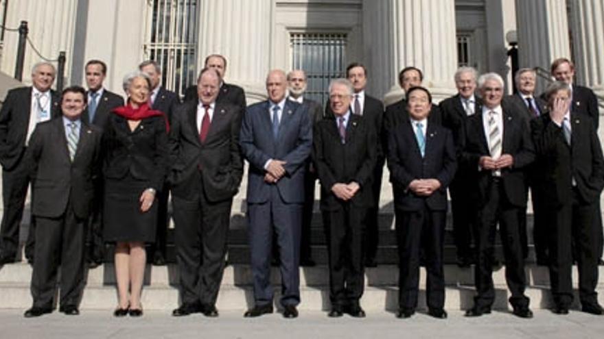 Foto de familia de los los ministros de Finanzas y los gobernadores de los bancos centrales del G7.