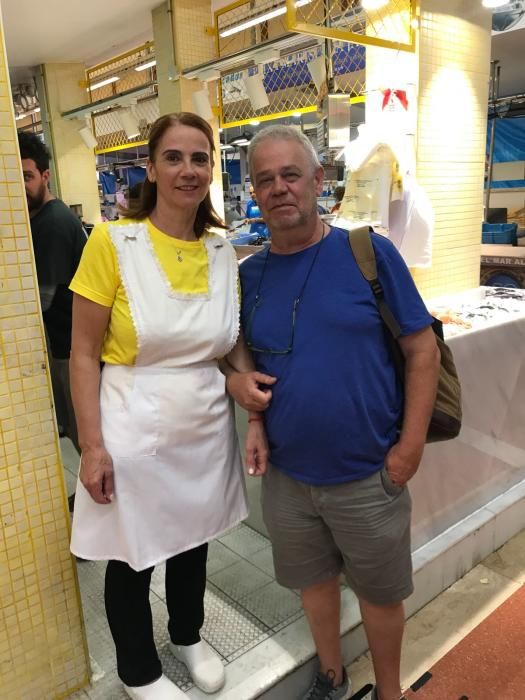 El actor Pablo Chiapella, junto a la vendedora del mercado, Flor Domingo.