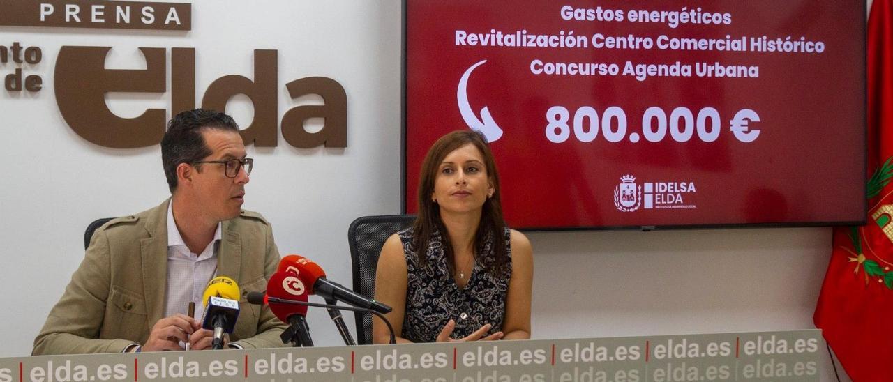 El alcalde Rubén Alfaro y la concejala Silvia Ibáñez presentando el nuevo programa de ayudas municipales.