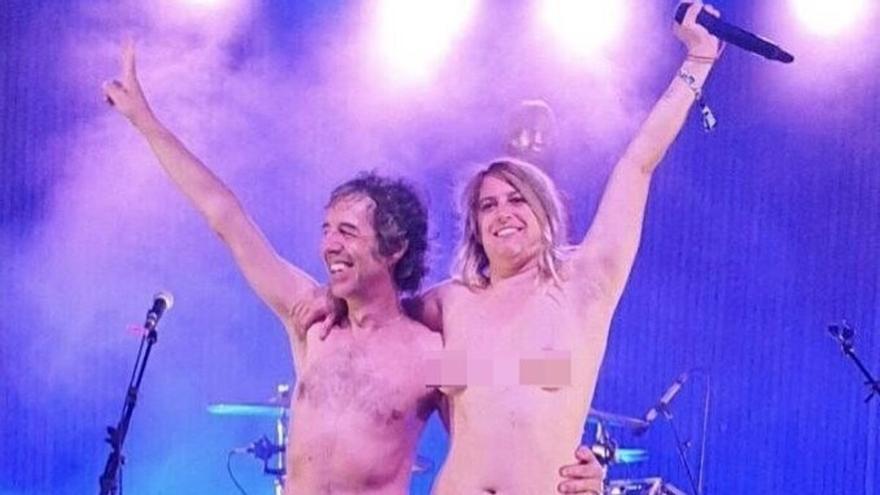 El cantante de Sidonie se desnuda junto a una Rocío Saiz en &#039;topless&#039; durante un concierto en Elda