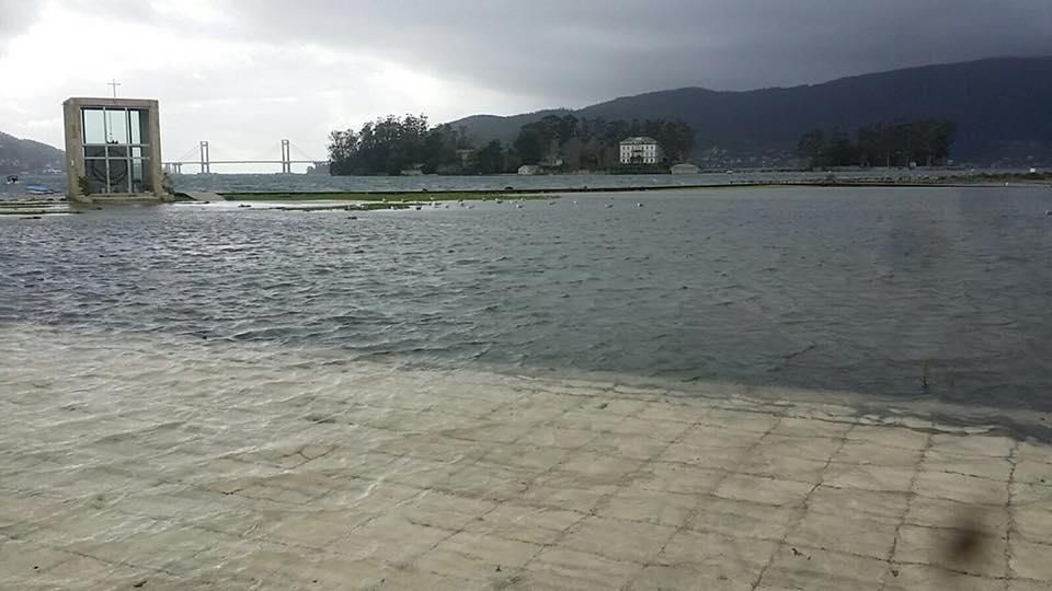 El mar se traga la playa de Cesantes