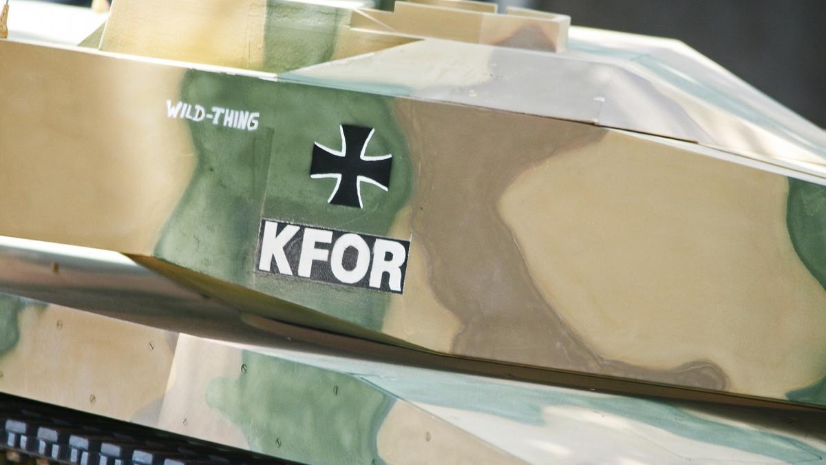 Tanque de la KFOR en Kosovo.