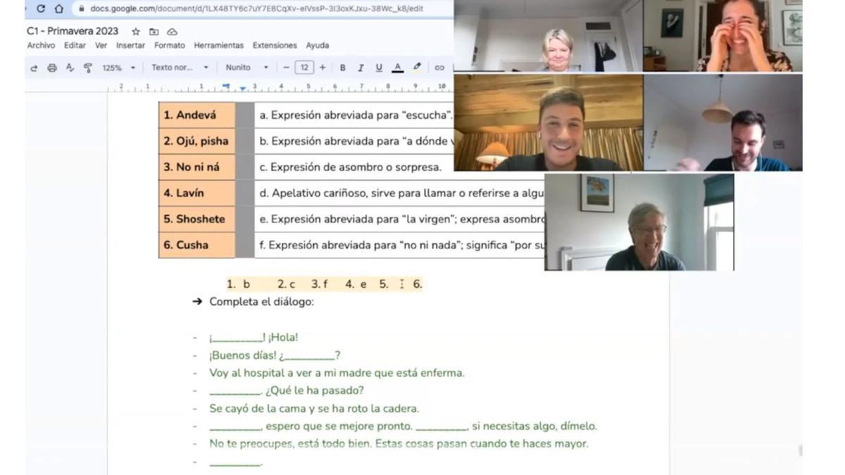 Grupo de extranjeros aprendiendo expresiones andaluzas