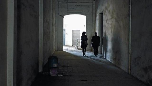 Aspecto abandonado de la nave central del recinto fabril de Can Batlló, que ha quedado fuera del acuerdo entre el ayuntamiento y la propiedad.