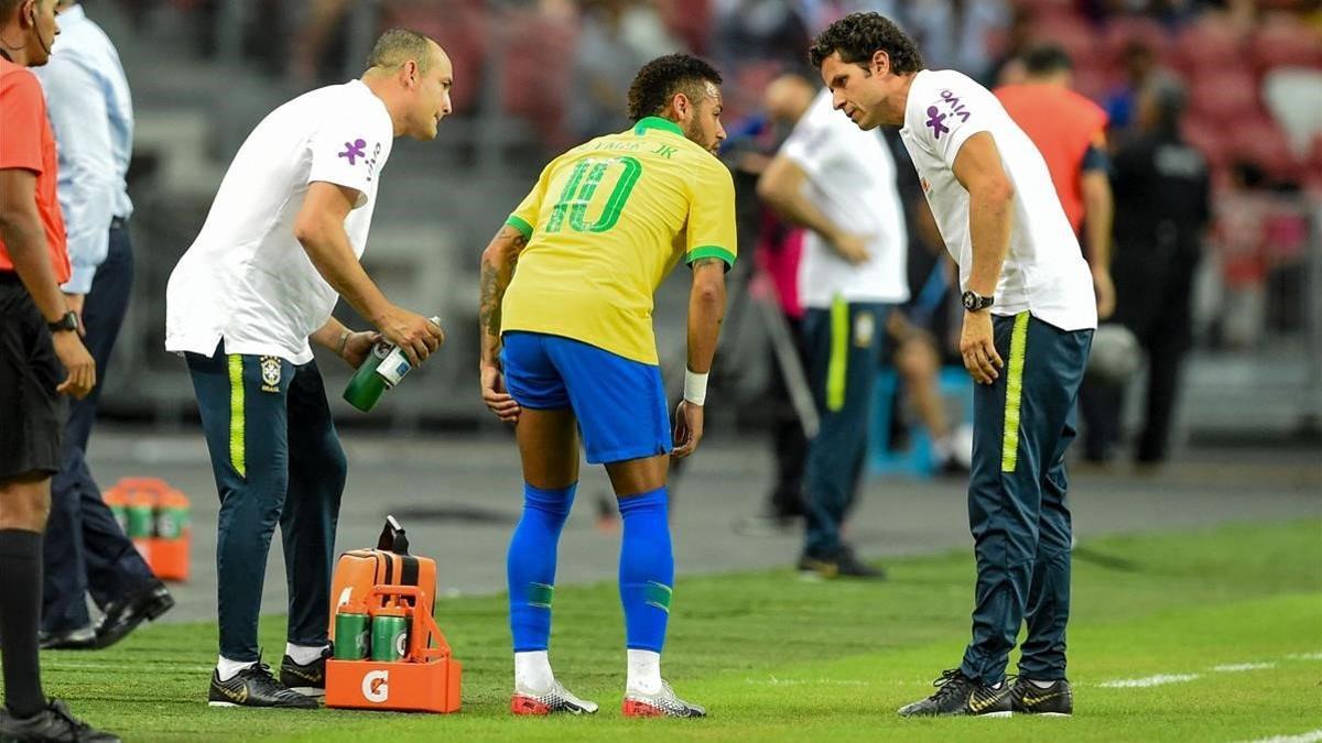 Neymar se queja de la lesión muscular que sufrió en la pierna izquierda en Singapur con Brasil.