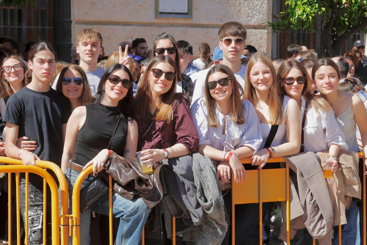 La plaza del Ayuntamiento, a reventar para la mascletà del viernes 13 de marzo: el sol dispara el ambiente fallero