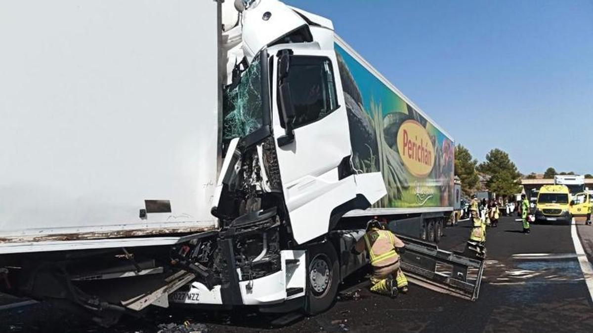 Un camión visblemente dañado tras chocar contra la parte trasera de otro.