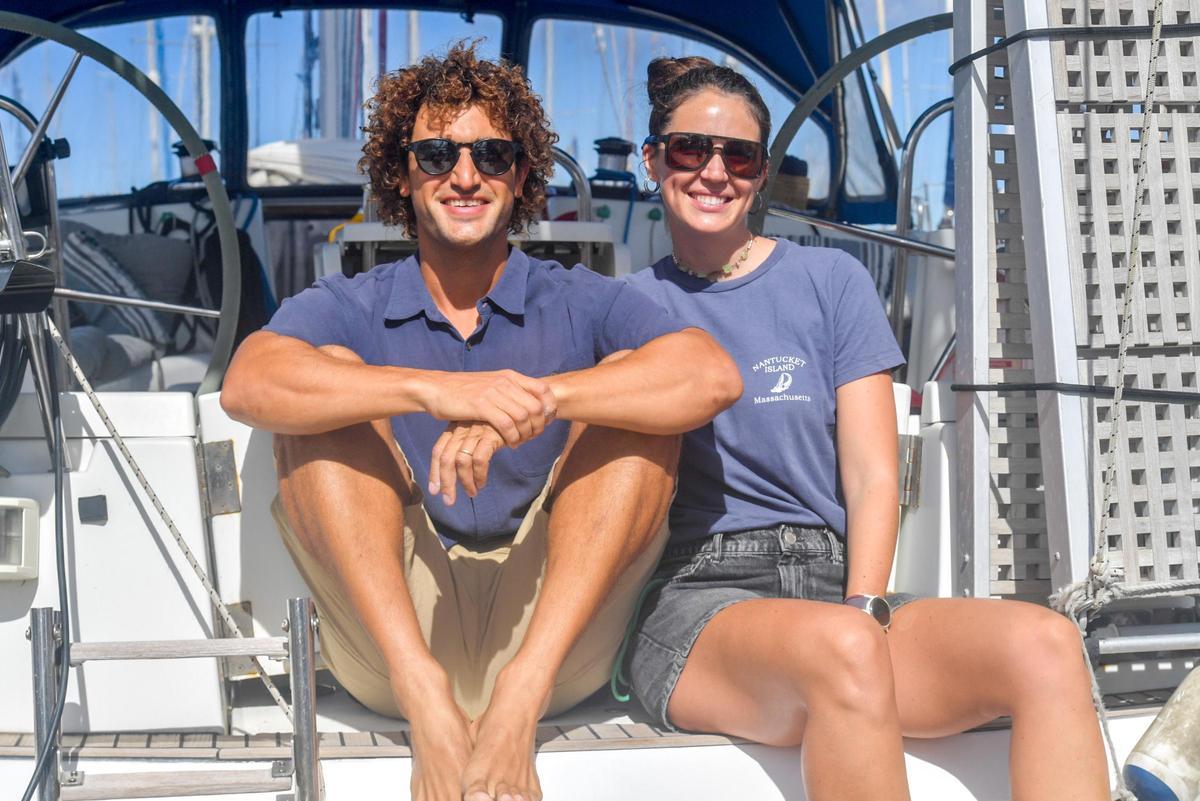 Juan y Fernanda, en la cubierta de su velero