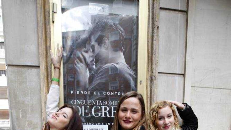 Un grupo de amigas antes de entrar a ver &#039;50 sombras de grey&#039;