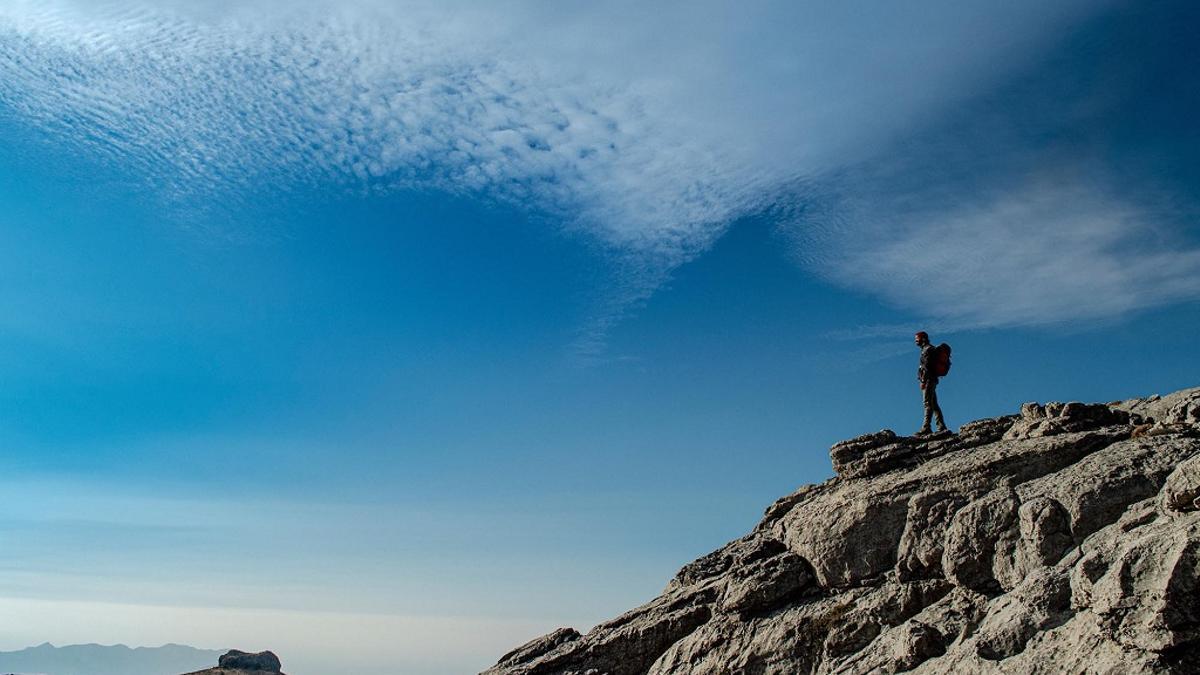 Un senderista contempla la Sierra de las Nieves.