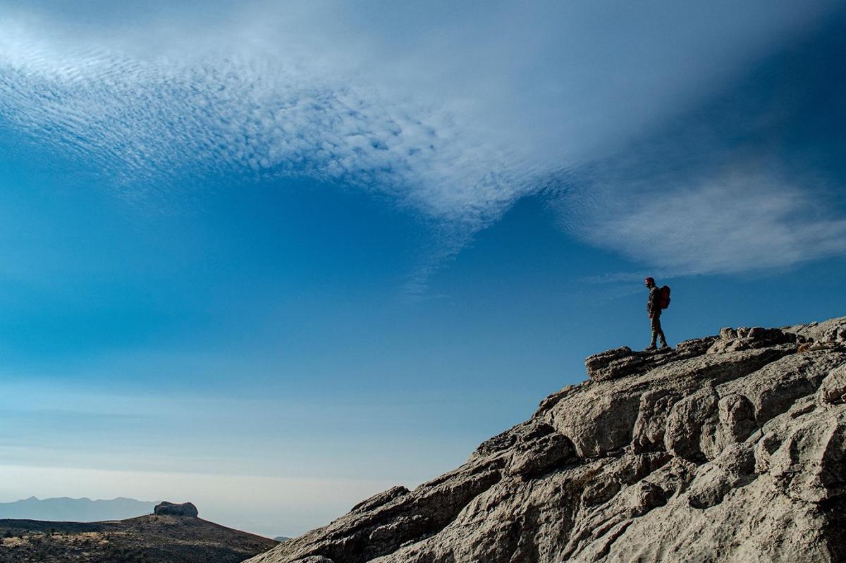 Un senderista contempla la Sierra de las Nieves.