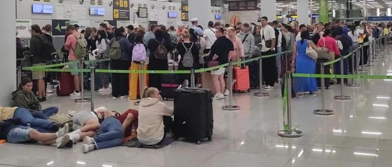 Pasajeros en el aeropuerto de Son Sant Joan, en una imagen de archivo.