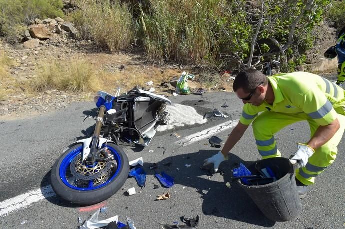 17-03-2019 SAN BARTOLOMÉ DE TIRAJANA. Accidente. Choca un coche contra tres motos.   Fotógrafo: ANDRES CRUZ  | 17/03/2019 | Fotógrafo: Andrés Cruz