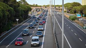 trafico colas retenciones en la c-31 Autovia de Castelldefels, dirección Castelldefels  foto: Manu Mitru