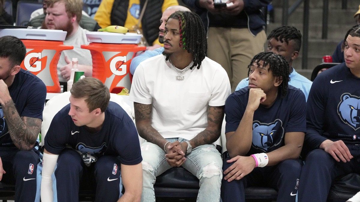 Ja Morant siguió el partido de los Grizzlies desde el banquillo