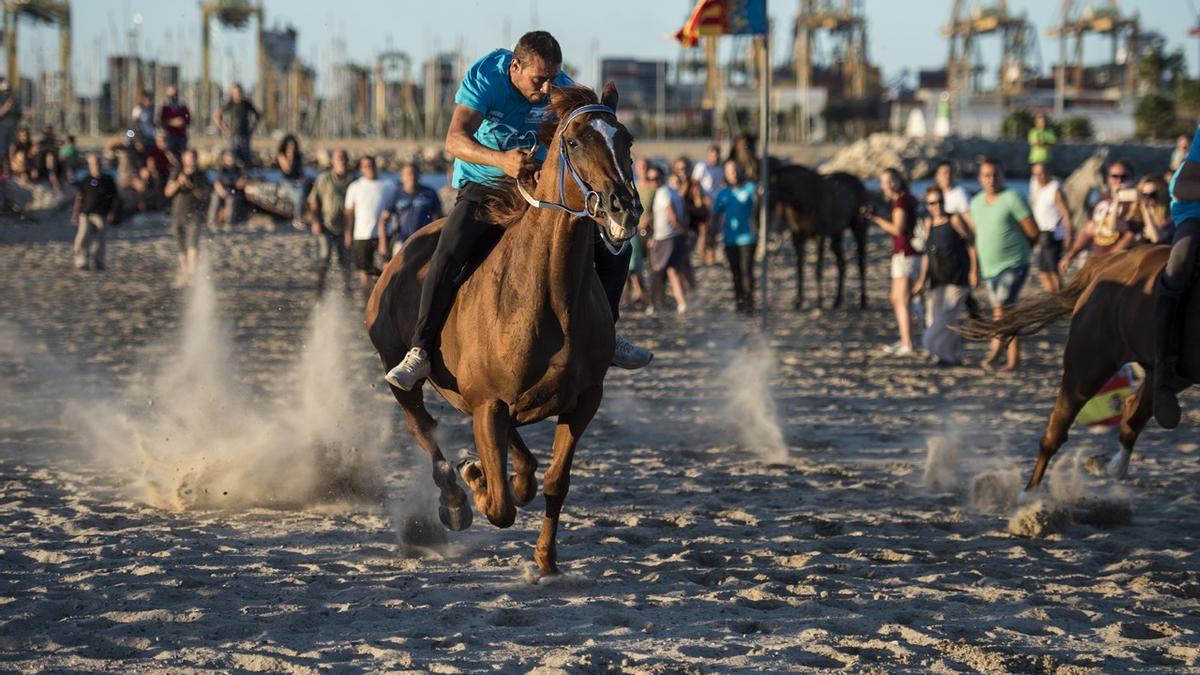 Imagen de una de las carreras de caballos en la playa de Pinedo.