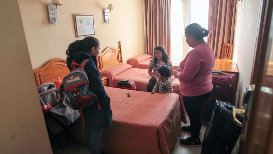 La familia, en el hostal en el que viven de forma provisional a la espera de un piso social.