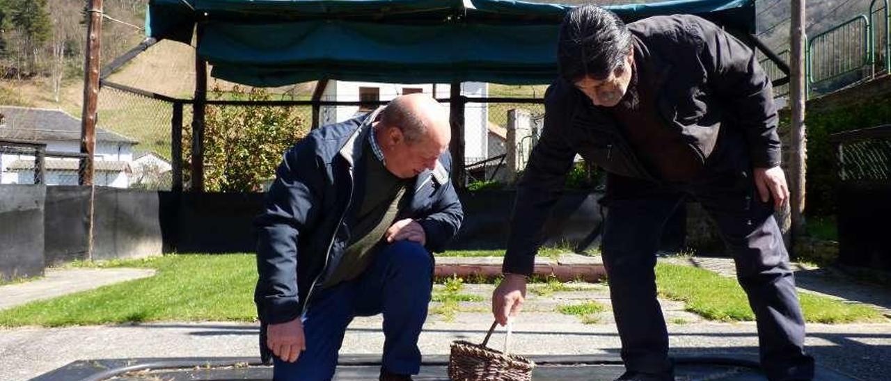 Manuel Rodríguez y Francisco Álvarez colocan los bolos en la bolera de Bimeda.