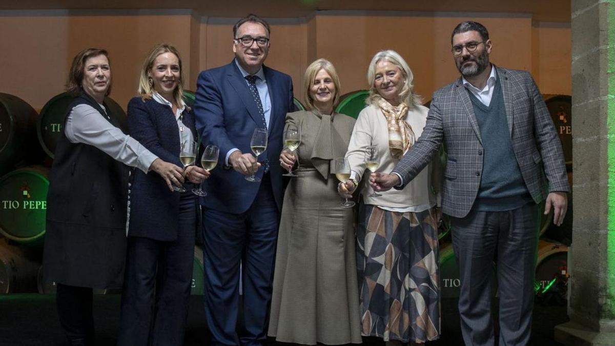 El consejero de Turismo, Arturo Bernal, en el centro, durante la presentación de Fitur ayer en Jerez.