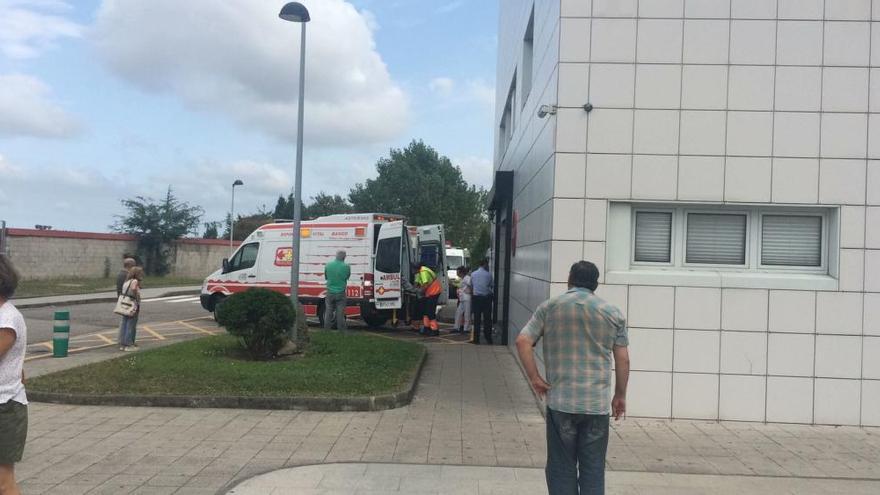 Traslado de heridos en el grave accidente de autobús al Hospital San Agustín de Avilés.