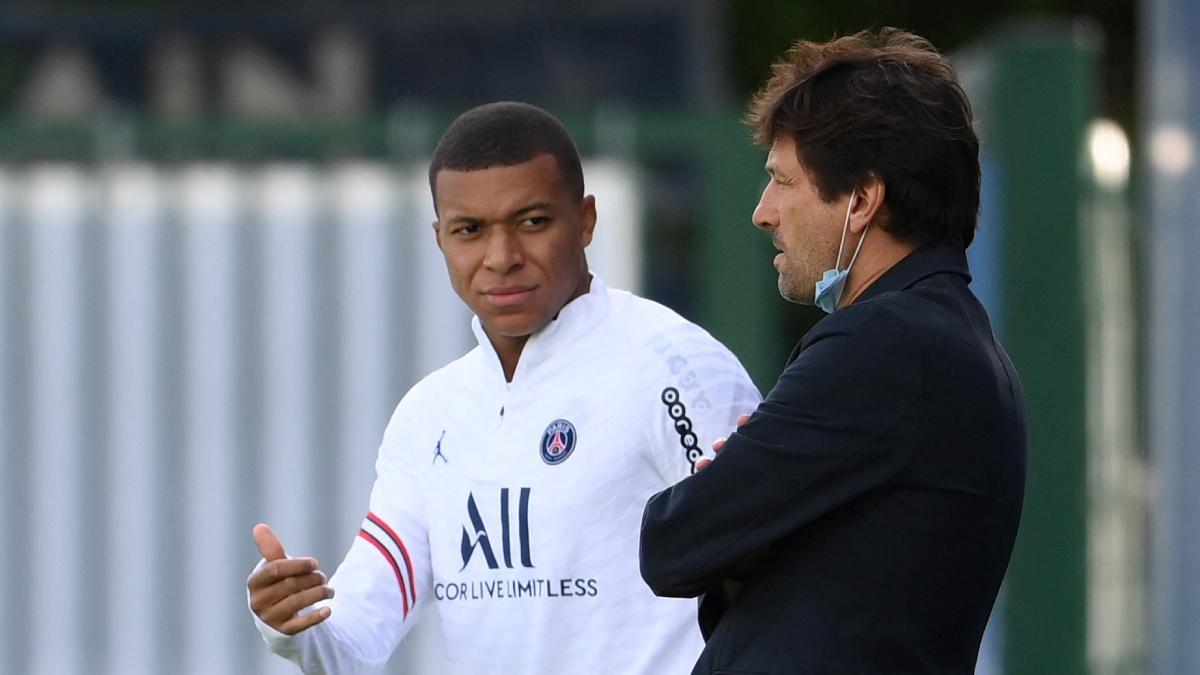 El director deportivo del PSG, Leonardo,  junto a Kylian Mbappé