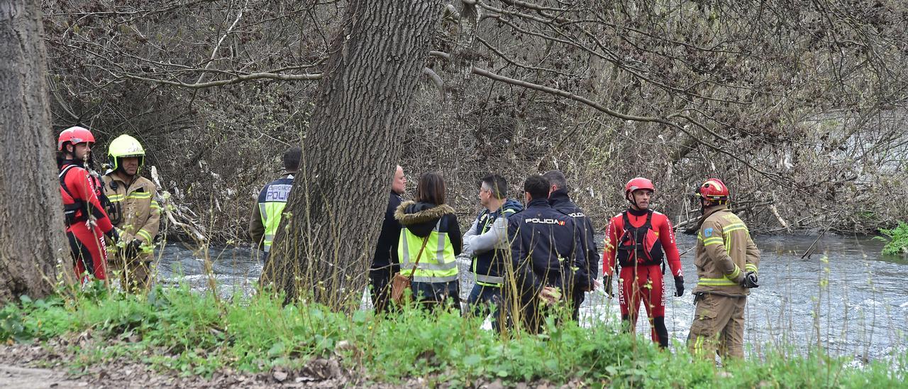 Efectivos en la zona del río donde ha aparecido un hombre ahogado en Plasencia.