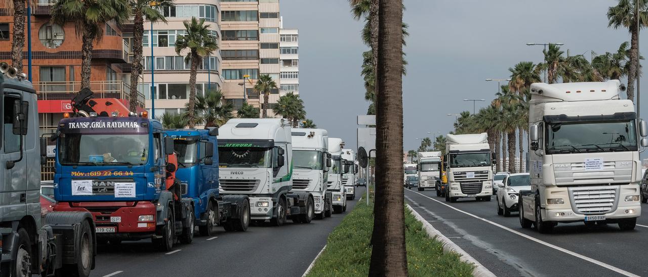 Una pasada protesta de transportistas por la capital grancanaria.