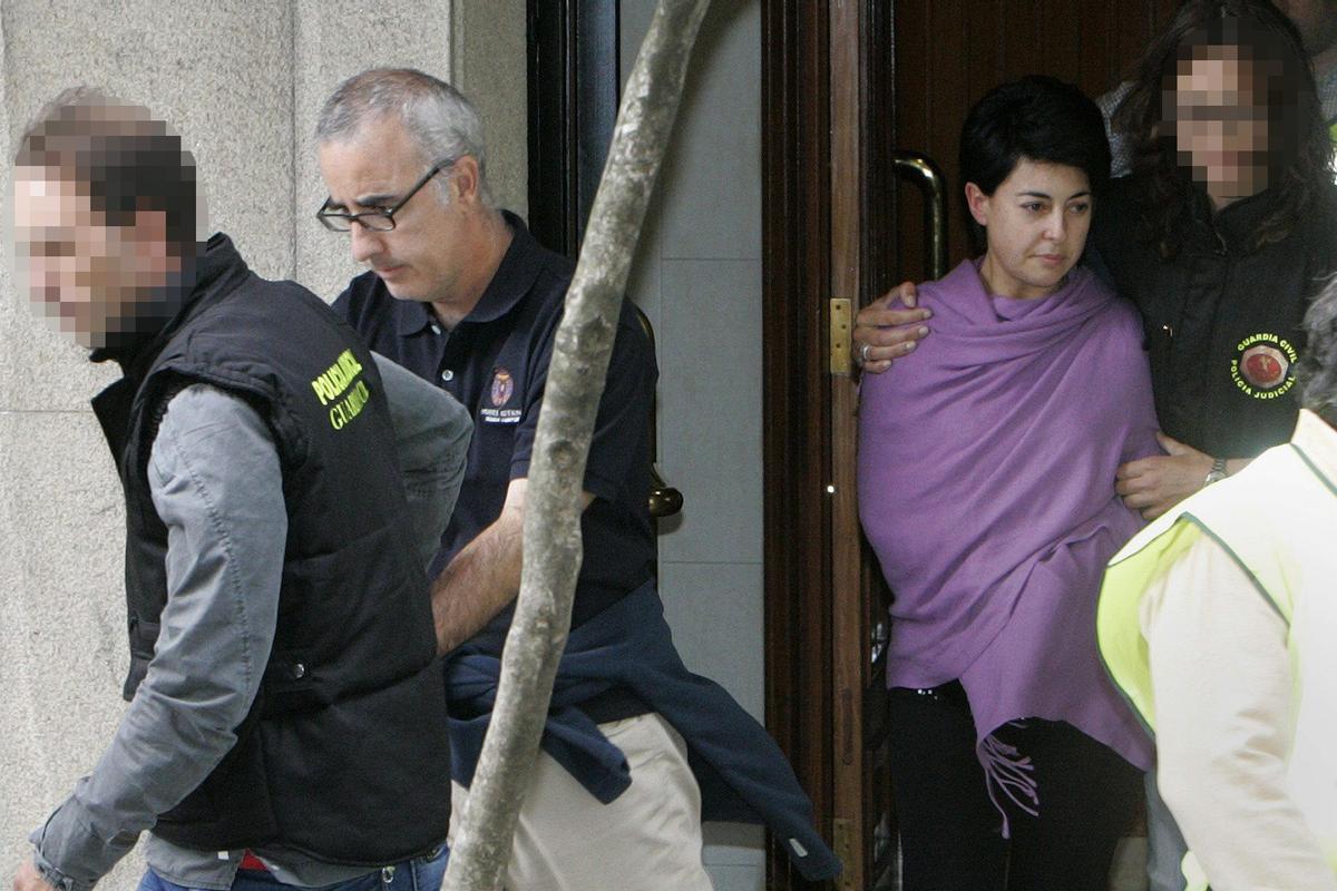 Alfonso Basterra y Rosario Porto, padres de la niña Asunta em cuyo homicidio están imputados, durante el registro de su vivienda en Santiago