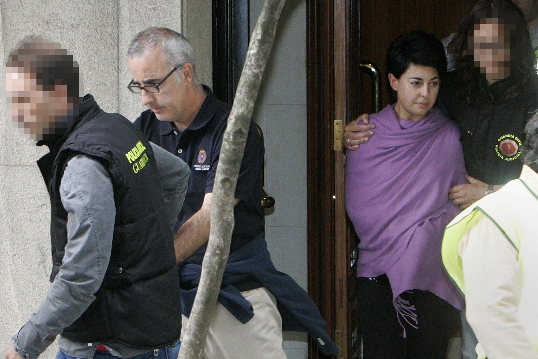 Alfonso Basterra y Rosario Porto, padres de la niña Asunta em cuyo homicidio están imputados, durante el registro de su vivienda en Santiago Xoán Rey EFE (1).jpg