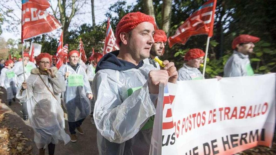 Trabajadores del matadero de Hermi en Sada, ayer durante una marcha reivindicativa.