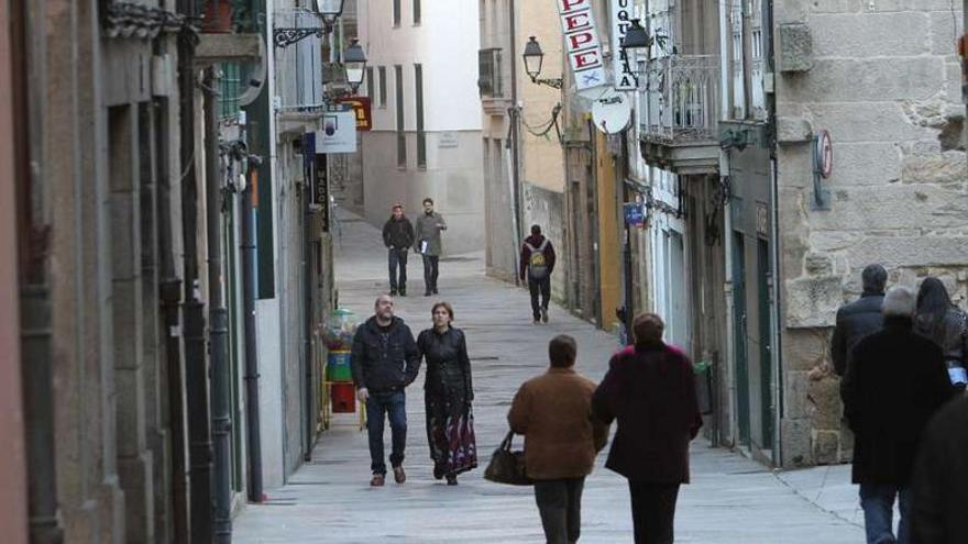 Calle Colón, una de las vías del casco viejo sin aceras y con problemas de accesibilidad.