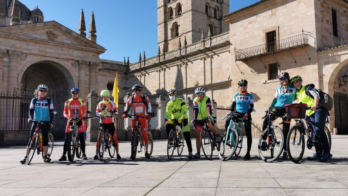 Foto de familia ante la Catedral de Zamora.