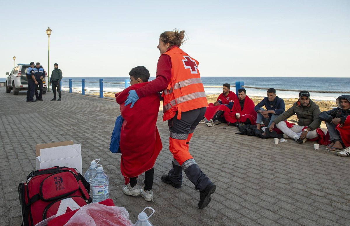 El Gobierno formaliza el asilo de los primeros 827 menores migrantes de Canarias