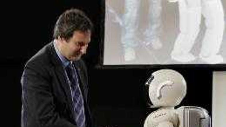 El alcalde de Barcelona, Jordi Hereu, saluda al robot humanoide de 1,30 metros de altura &quot;Asimo&quot; durante su presentación hoy en Barcelona y por primera vez en Europa; el robot es capaz, entre otras cosas, de correr seis kilometros a la hora incluso en zig-zag.