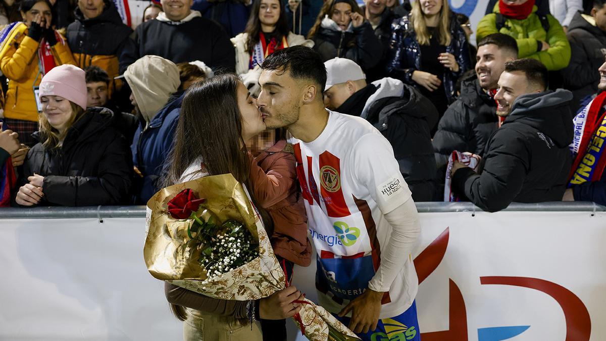 El defensa del Barbastro Israel García le pide el matrimonio a su novia al término del partido de la Copa del Rey contra el Barcelona.