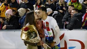 El defensa del Barbastro Israel García le pide el matrimonio a su novia al término del partido de la Copa del Rey contra el Barcelona.