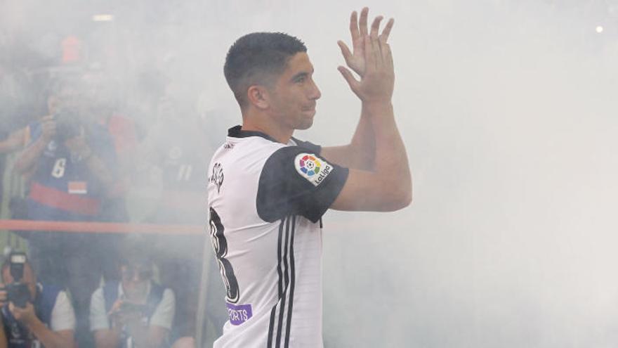 Carlos Soler salta al césped en la presentación del año pasado.