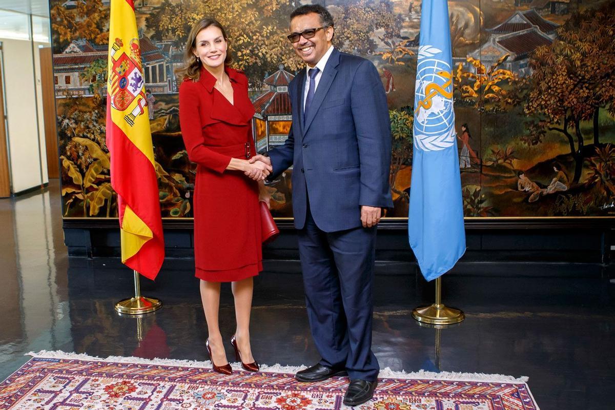 Letizia Ortiz en Ginebra con el trence rojo de Burberry