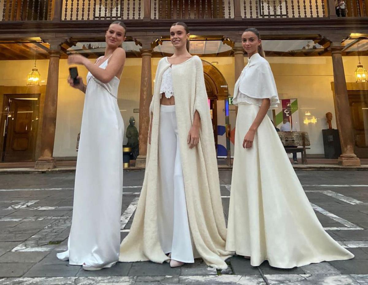 Las modelos que lucieron el jueves las prendas de alpaca en los Premios Asata, en el patio del hotel de la Reconquista de Oviedo. | Asata