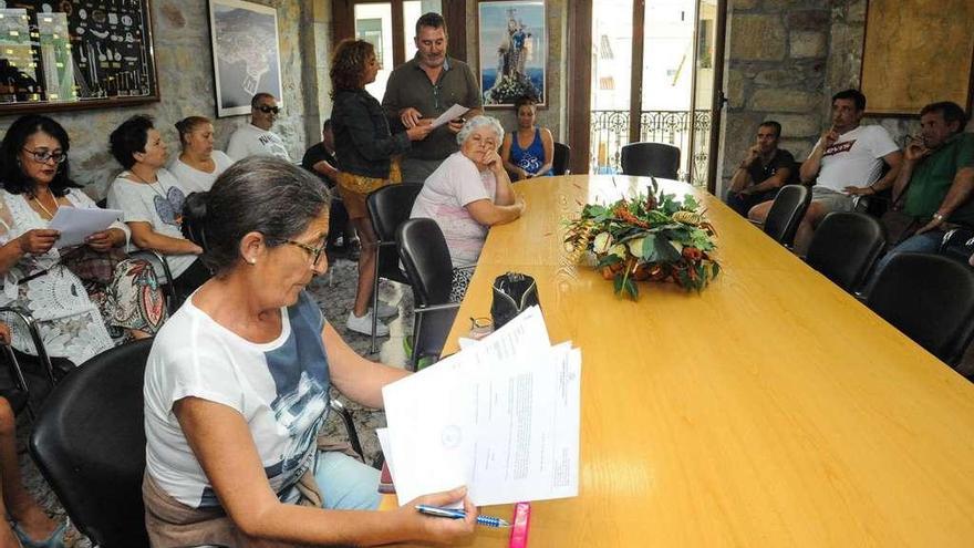 Toma de posesión de Villanueva el pasado mes de junio. El patrón, al fondo, habla con una de las empleadas ahora despedidas. // Iñaki Abella